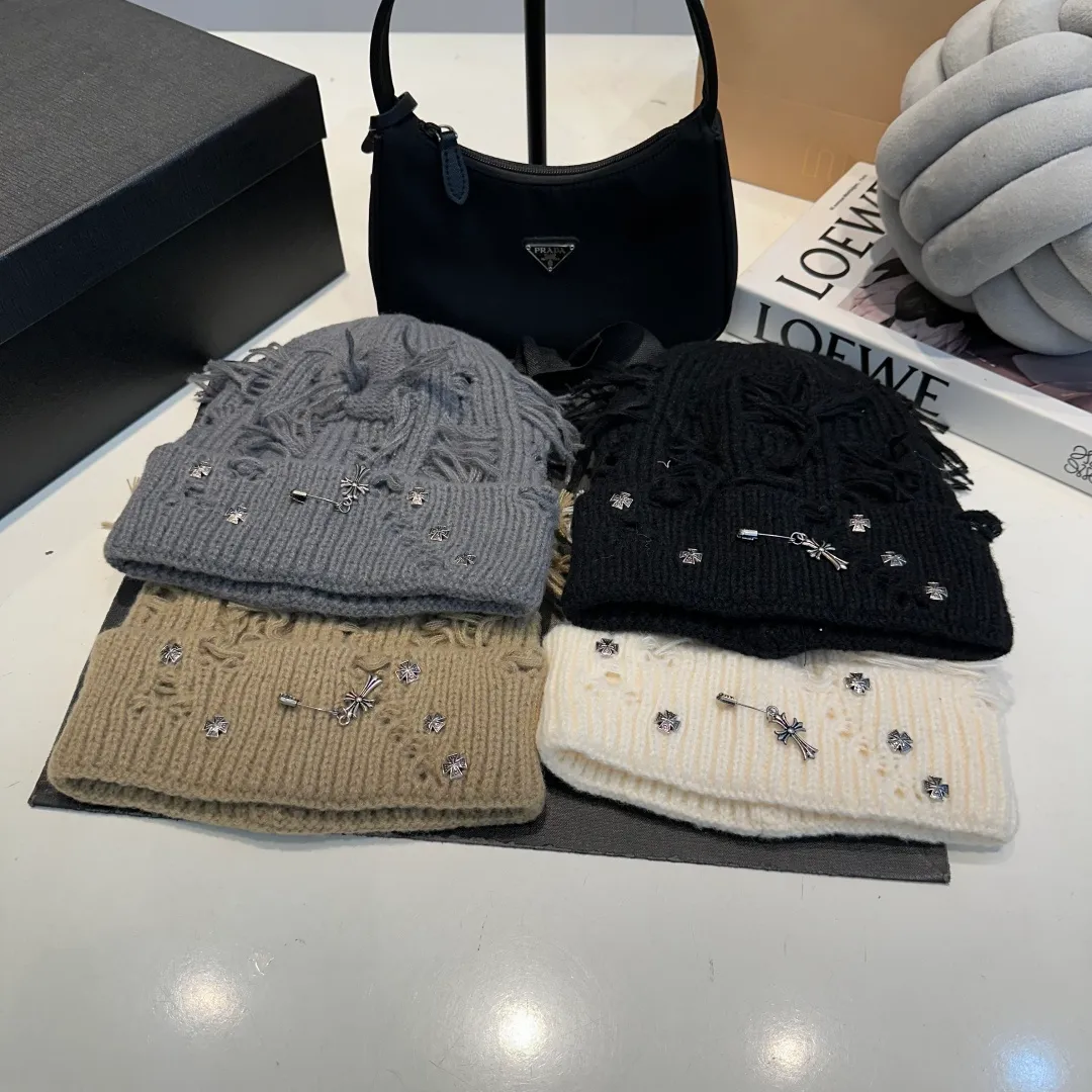 P60 Crow Heart Autumn and Winter Wool Knitted Beanie This must be the favorite of minimalism. It is clean, neat, fashionable and versatile, and will definitely not be picky about your face shape! A fashionable classic that lasts forever! Fashionable black and white can be purchased together